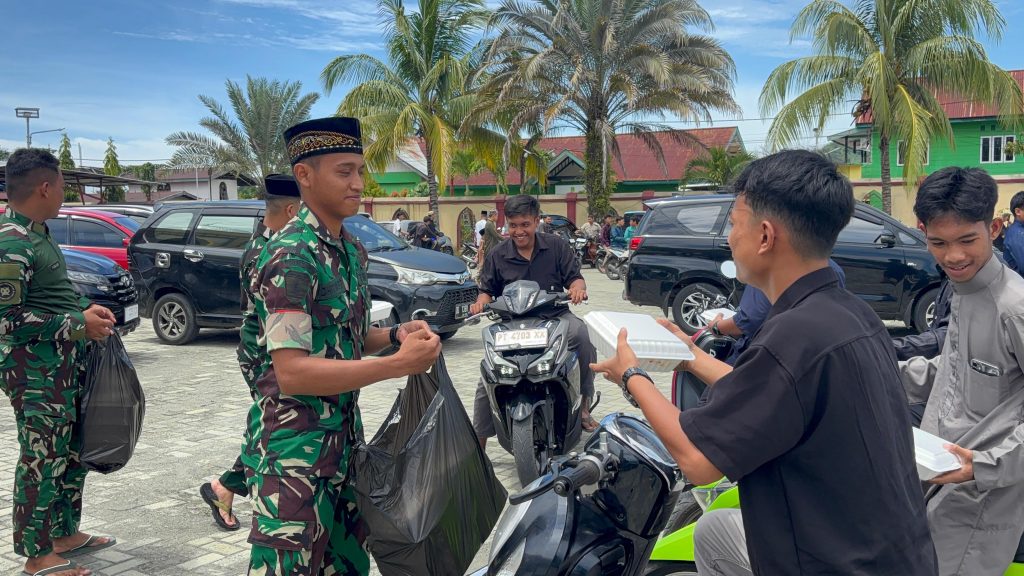 Yonif TP 804/DBAY berbagi jum'at berkah dan minggu berkah 