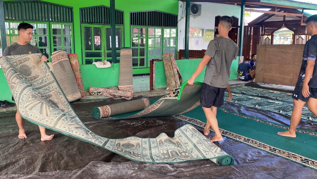 Yonif tp 804/dbay laksanakan karya di Masjid Al Jabar, penyiapan untuk sholat jum'at